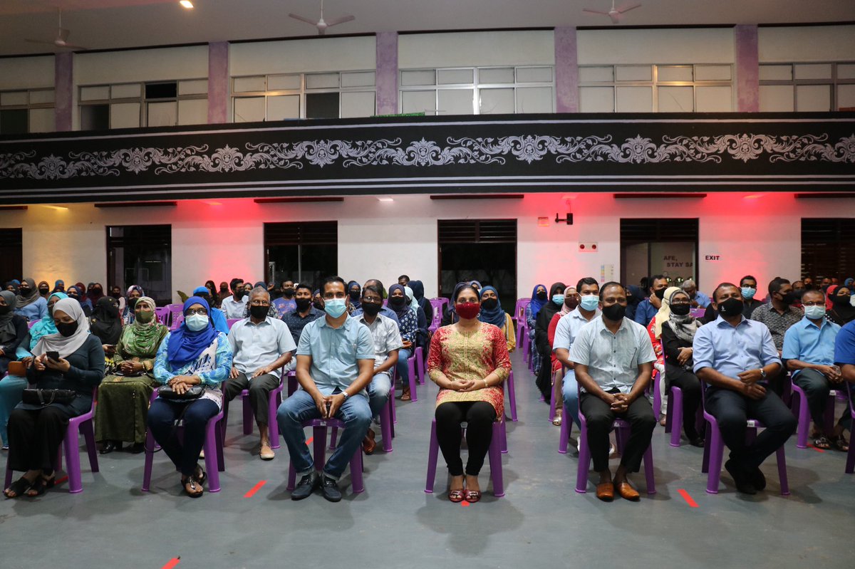 MoEdumv's tweet photo. އެޑިޔުކޭޝަން މިނިސްޓްރީ އަށް 88 އަހަރު ފުރުން ފާހަގަކުރުމަށް ބޭއްވި ޚާއްސަ ޙަފްލާ. 
މި ޙަފްލާގައި މިިހާރު ޚިދުމަތުގައި ތިއްބެވި ބޭފުޅުންގެ ތެރެއިން 30 އަހަރަށް ވުރެ ގިނަ ދުވަހަށް ޚިދުމަތް ކޮށްދެއްވާފައިވާ މުވައްޒަފުންގެ އަގުވަޒަންކޮށް ހަނދާނީ ފިލައެއް އަރުވާފައިވޭ.
1/3 https://t.co/rrVZw0WMdv