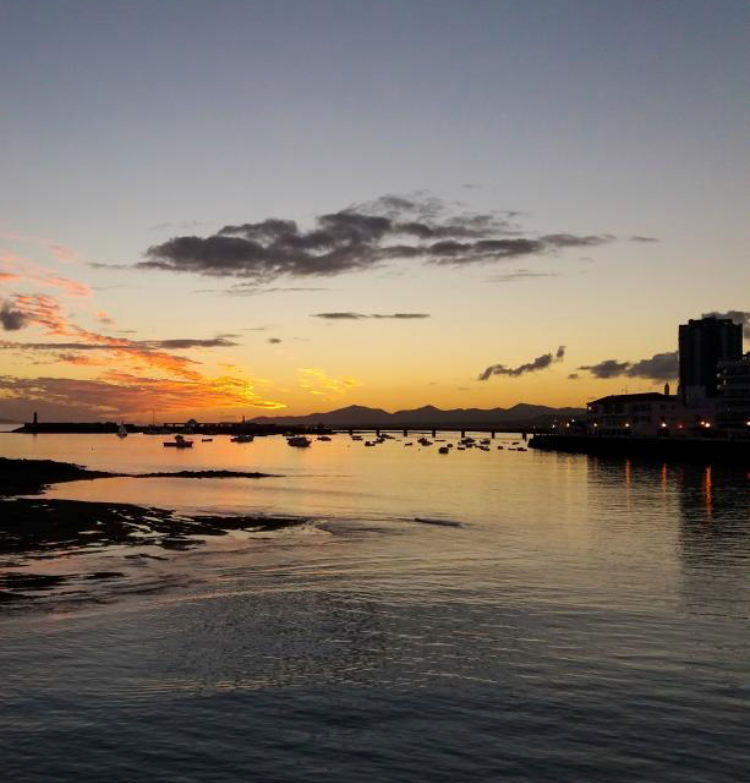 🇪🇸 Arrecife tiene uno de los mejores atardeceres del mundo.
🌅🌅🌅 Prueba de ello es esta foto que nos envía @postcard_from_lanzarote a través del inbox de nuestro perfil en Instagram.
🤩🤩🤩 ¡Gracias por enviarnos la preciosa colección de fotos de nuestra ciudad.