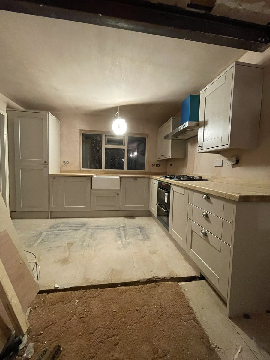 JwaBuilding's tweet image. Long day today getting this @howdensjoinery kitchen in ready for Christmas almost time to break up now 🙂 #howdens #nottingham #nottingamjoiner #makita #kitchen #oak #shaker #Nottingham