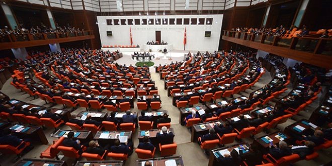 NetYaygara's tweet photo. Obez vekiller kendi aralarında imza toplayarak “biz neden şişmanlıyoruz, bizim görüşümüze göre siz çok zayıfsınız o kadar maaşı nereye harcıyorsunuz araştırılsın” diyerek meclise önerge verdiler.

#asgariücret TBMM’de 600 Vekilin 390’ı “Obez” @netyaygara https://t.co/dtEEmKL50s https://t.co/vrFBgiVNoI