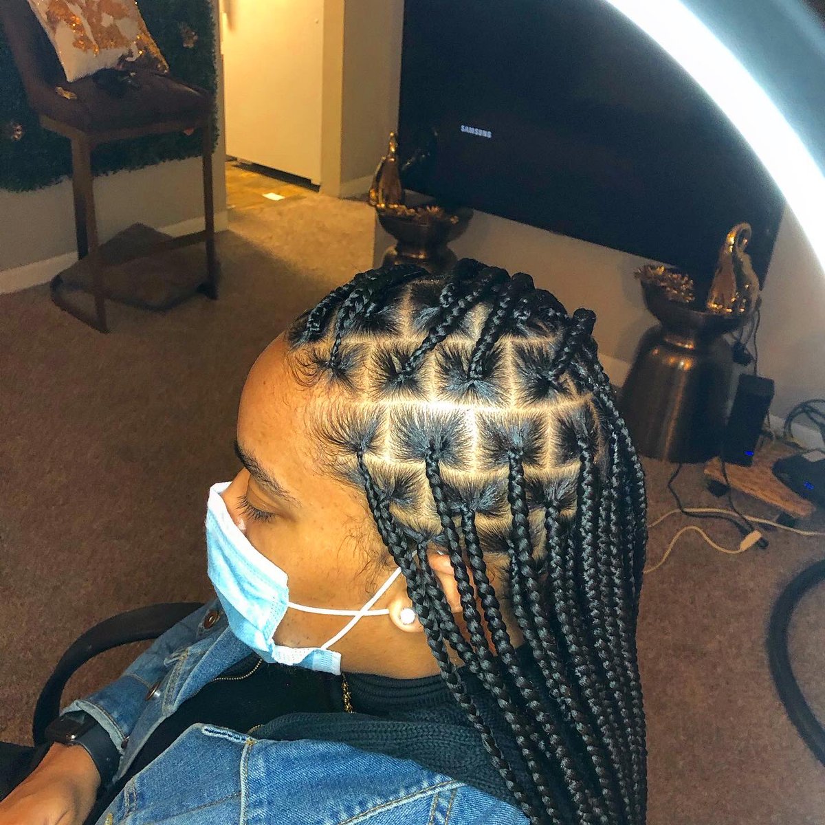 van_mcneill's tweet photo. Knotless😍

#braids 
#knotless 
#blackhair
#wssuhair 
#winstonbraider 
#greensborobraider
#wssu
#winstonsalembraider 
#boxbraids
#retweet
#follow 
#ncbraider https://t.co/le0cJzOxgR