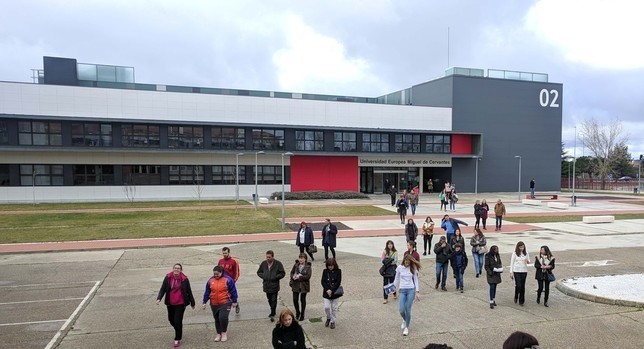 DiadeValladolid's tweet photo. Los alumnos de la UEMC piden la sustitución por prácticas o pruebas asíncronas de los exámenes suspendidos el fin de semana por la caída del sistema https://t.co/1FKBjHk77o https://t.co/7ZJFu9nRM4