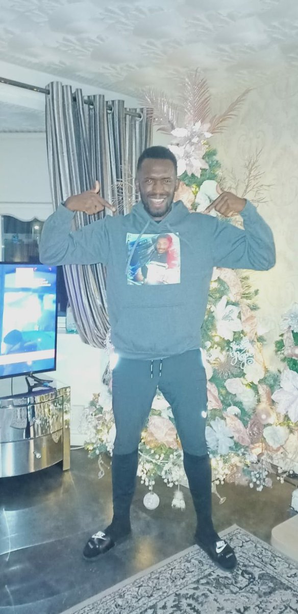 musica_calcio's tweet photo. Here's another of our followers happy with his new arrival earlier. The Thierry Henry "El Mimo" from Calcio Musica. Thanks for your order @emini360 👍 #CalcioMusica #calcio #musica #football #music #ThierryHenry #ElMimo #Arsenal #France #barca #hoodies #tshirtdesign #fashion https://t.co/FL6ZdN4ImA