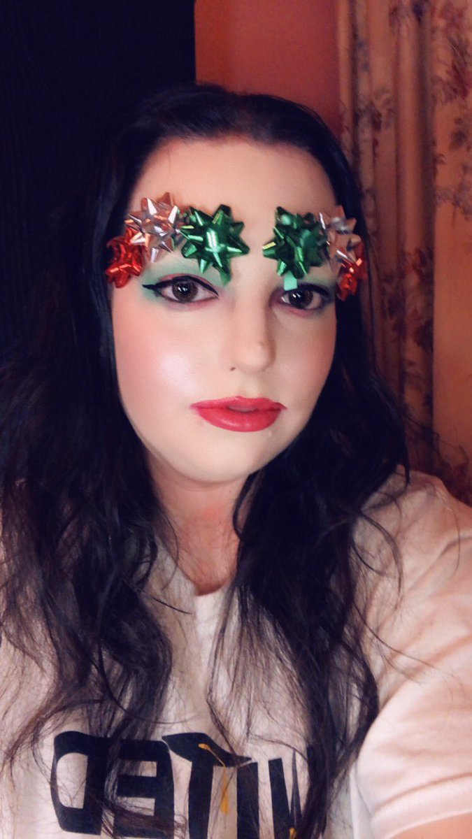 rosemary_lynne's tweet photo. My festive eyebows #eyebows #holidaymakeuplook #tuesdaybeforechristmas #festivemakeuplook #christmasbows🎀 #redgreenmakeup #redlips💋 #makeup #makeupartist #mua #nyxprofessionalmakeup #flowerbeauty #jeffreestarcosmetics #maybelline https://t.co/Sh51XPabYi