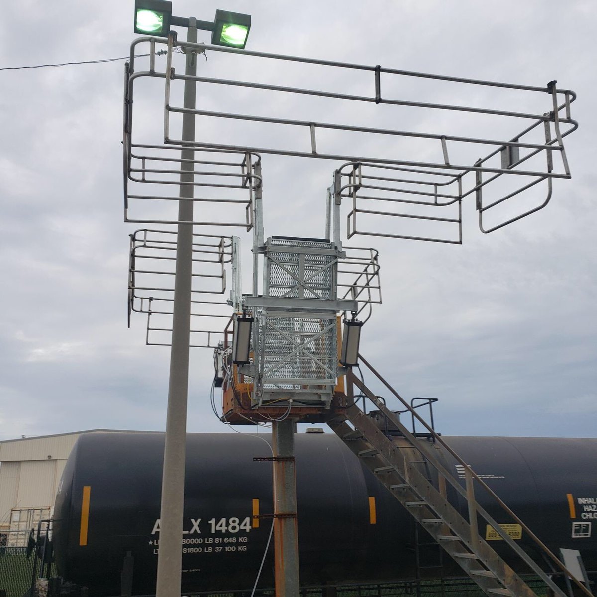 RacksLoading's tweet image. Old platform, new wide Safe Harbor  rail car high usage pneumatically controlled gangways and safety cages to close the gaps on tops of these cars..From foundation to assembly- contact American Load Racks any time Merry Christmas  everyone 🎄