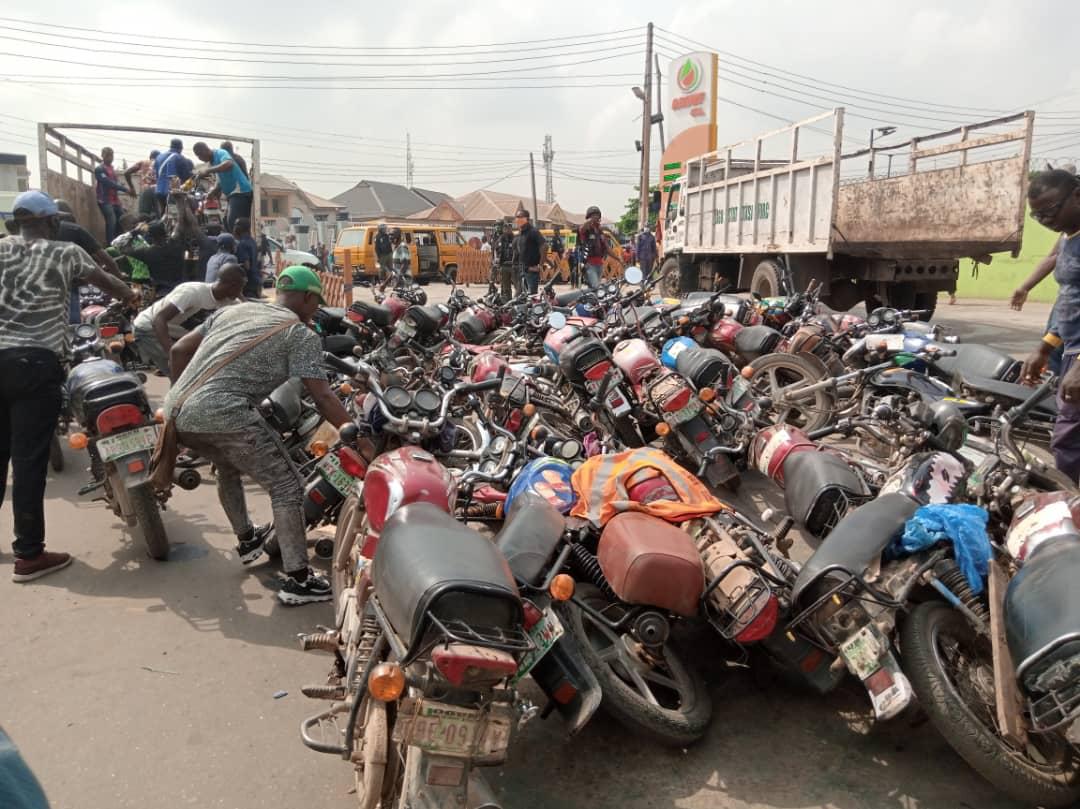 followlasg's tweet photo. 10 PERSONS ARRESTED FOR ATTACKING LAGOS TASKFORCE OFFICERS, AS GOVT IMPOUNDS 96 COMMERCIAL MOTORCYCLES

...Four Private Cars Confiscated for Driving Against Traffic
@jidesanwoolu @drobafemihamzat @gbenga_omo @gboyegaakosile1 #LASG #ForAGreaterLagos
More.. https://t.co/gJ2XN3rnU5 https://t.co/yQQqo851rd