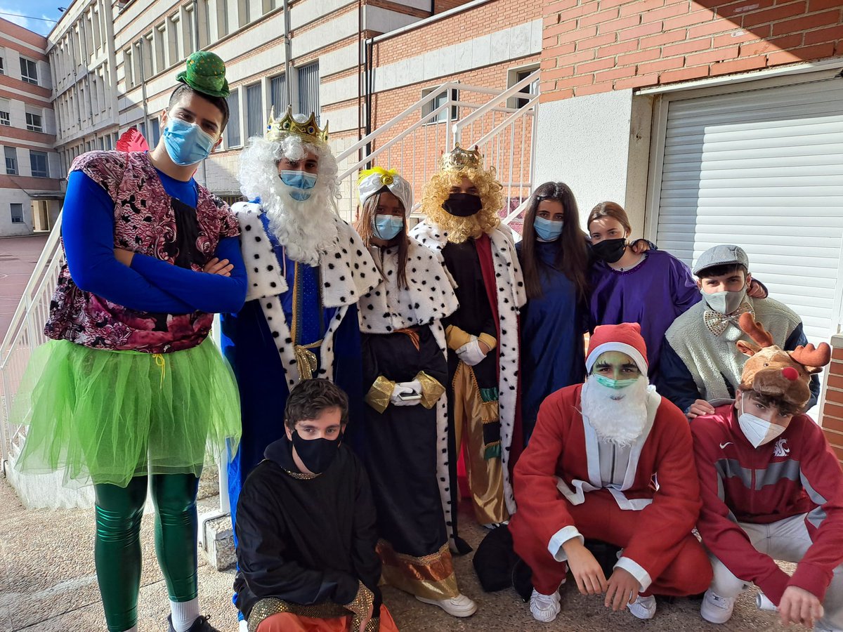 CJ_SCarabanchel's tweet photo. El pasado domingo, celebramos la actividad final de Navidad del Oratorio-Centro Juvenil.

Os damos las gracias a todos y os deseamos unas felices fiestas 😄

#algonuevoestábrotando https://t.co/jGYpH2bZ0X