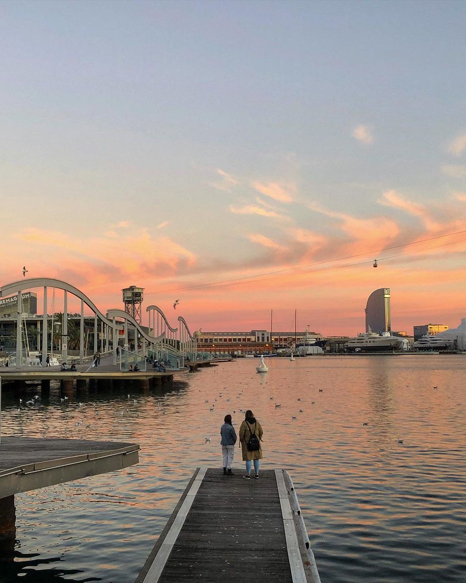 L’últim diumenge de l’any es mereix una posta de sol meravellosa al costat del mar 🌅

Bona nit, #Barcelona! 
#visitbarcelona

📸 ©raisabate (IG)
 
#inLOVEwithBarcelona #inLOVEwithCatalonia