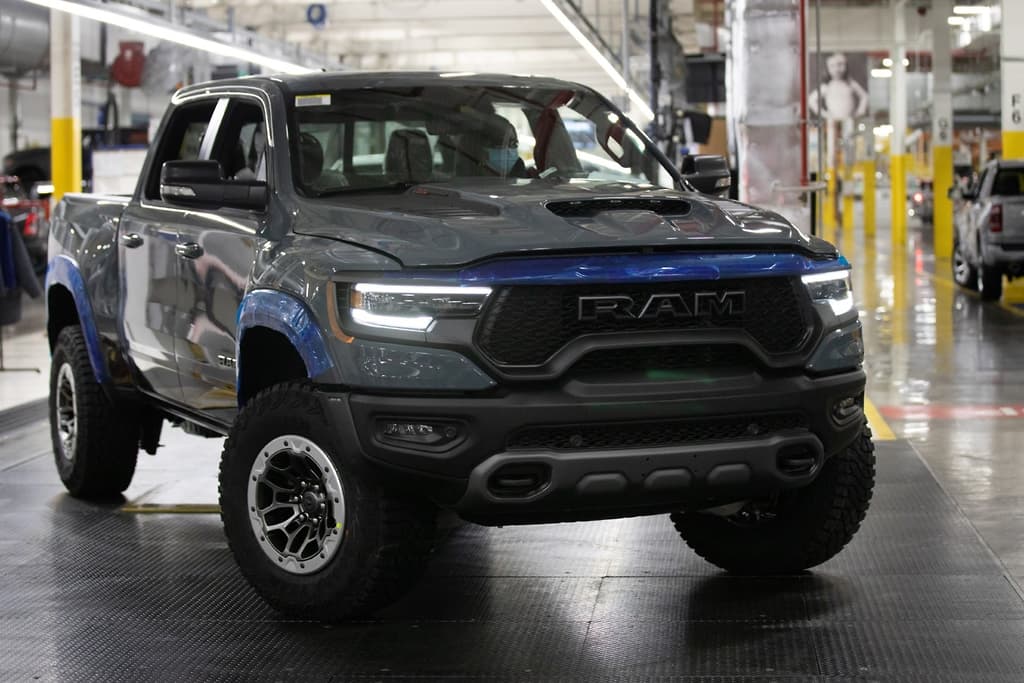 autologiaonline's tweet photo. Ram TRX 2021
La producción de la Ram 1500 TRX arranca con el VIN 001, un Launch Edition que será subastado y lo recaudado se donará a la beneficencia https://t.co/UFY5xMz6Jc
@ram_mexico @fcamexico #RamTRX2021 #702Hp https://t.co/rSeqDm8mnS