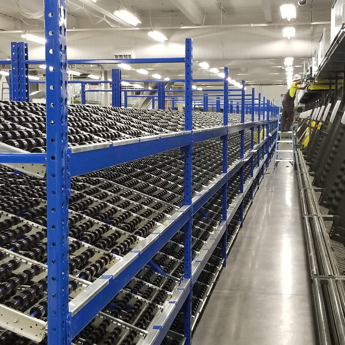 UNEX's tweet photo. UNEX Roller Rack and SpanTrack Bed carton flow work together with automation to right-size the storage for all products based on throughput.
#UNEX #RollerRack #FlowRack #SpanTrack #CartonFlow
https://t.co/Bblb22BRPK https://t.co/0osTPzVzu6