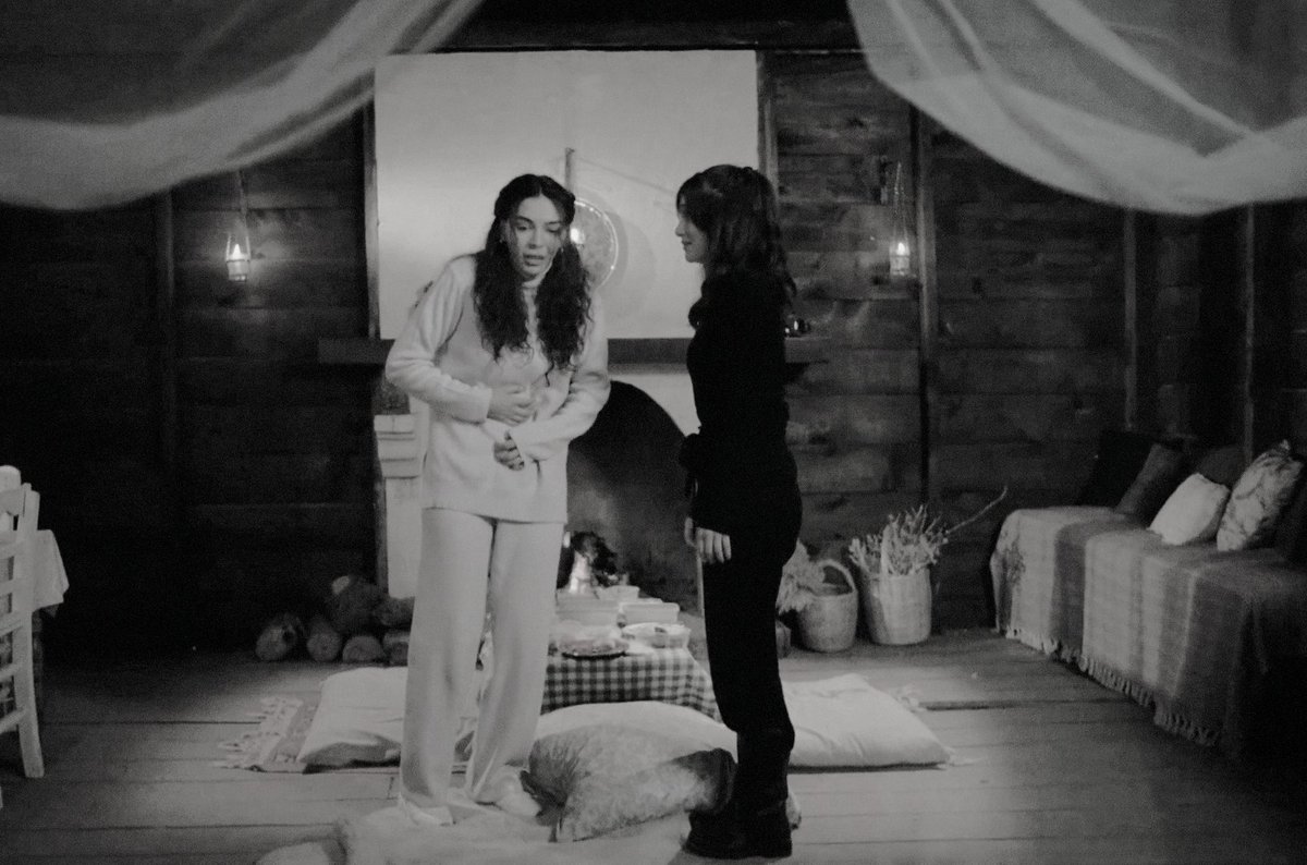 ebrusarchive's tweet photo. this scene is still haunting me. i'll never forgive those sick writers for putting her through such pain and for handling her sorrow as well as the miscarriage subject with so much ignorance and disdain. she deserves so much better 💔

#hercai #ebruşahin https://t.co/Ypnh7YgZGY