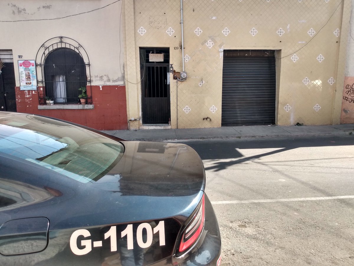 romanortegag's tweet photo. Agentes de la @FiscaliaJal localizaron una fosa clandestina dentro de una vecindad ubicada en José Luis Verdía, entre Aldama y Valentín Gómez Farías, en el Barrio de Analco. https://t.co/JYbjyrSBIp