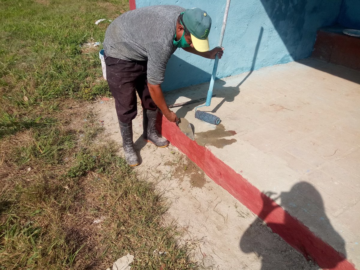 DpTransporte's tweet photo. Transportistas de #SanctiSpíritus acomenten acciones de pintura y conservación en las diferentes paradas del territorio. @MitransCuba @jlorenzo1956 #TransportEspirituano https://t.co/GGvOxNupvA