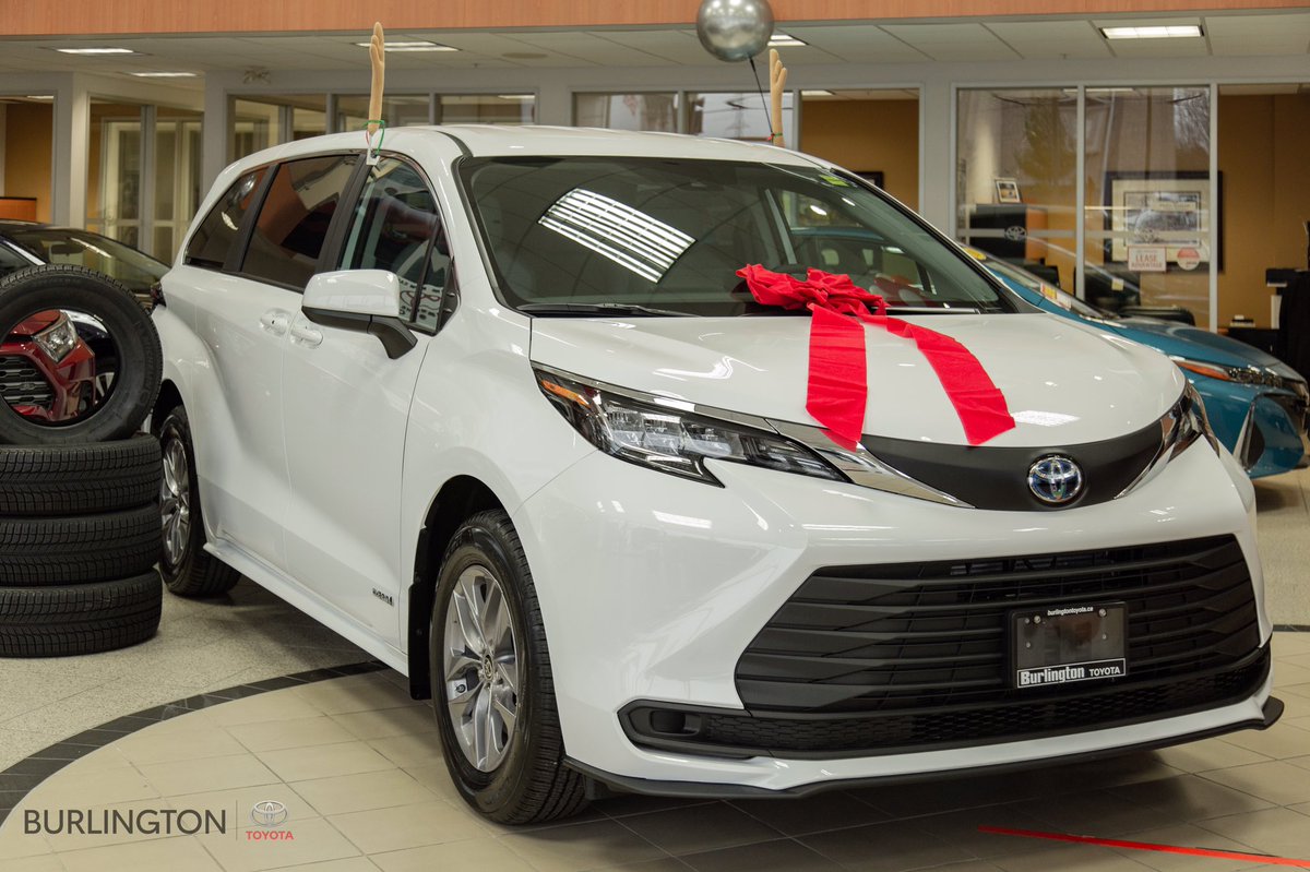 ⏰🚗There's still time to get the perfect #Christmas vehicle! 

🎁Gift yourself the #2021Sienna from #BurlingtonToyota! 

Features include: 

✨#PreCollisionSystem
✨#LaneDepartureAlert with Steering Assist
✨#LaneTracingAssist
✨#AutomaticHighBeams
burlingtontoyota.com