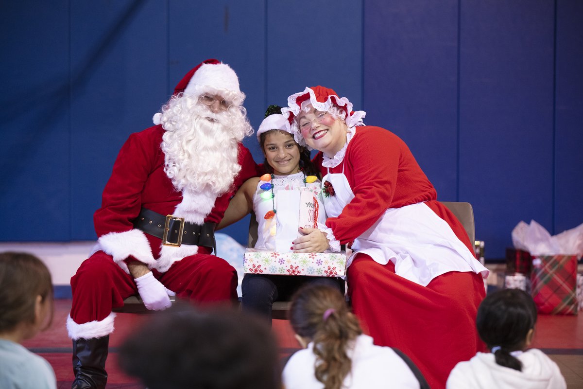FCUTeam's tweet image. 🎁FROM: US 🎁TO: YOU

#HAPPYHOLIDAYS! ☃️🎅🎄

#TBT to last year's @TodaysHarbor Christmas Party!
