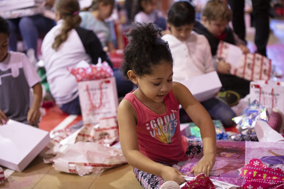 FCUTeam's tweet image. 🎁FROM: US 🎁TO: YOU

#HAPPYHOLIDAYS! ☃️🎅🎄

#TBT to last year's @TodaysHarbor Christmas Party!