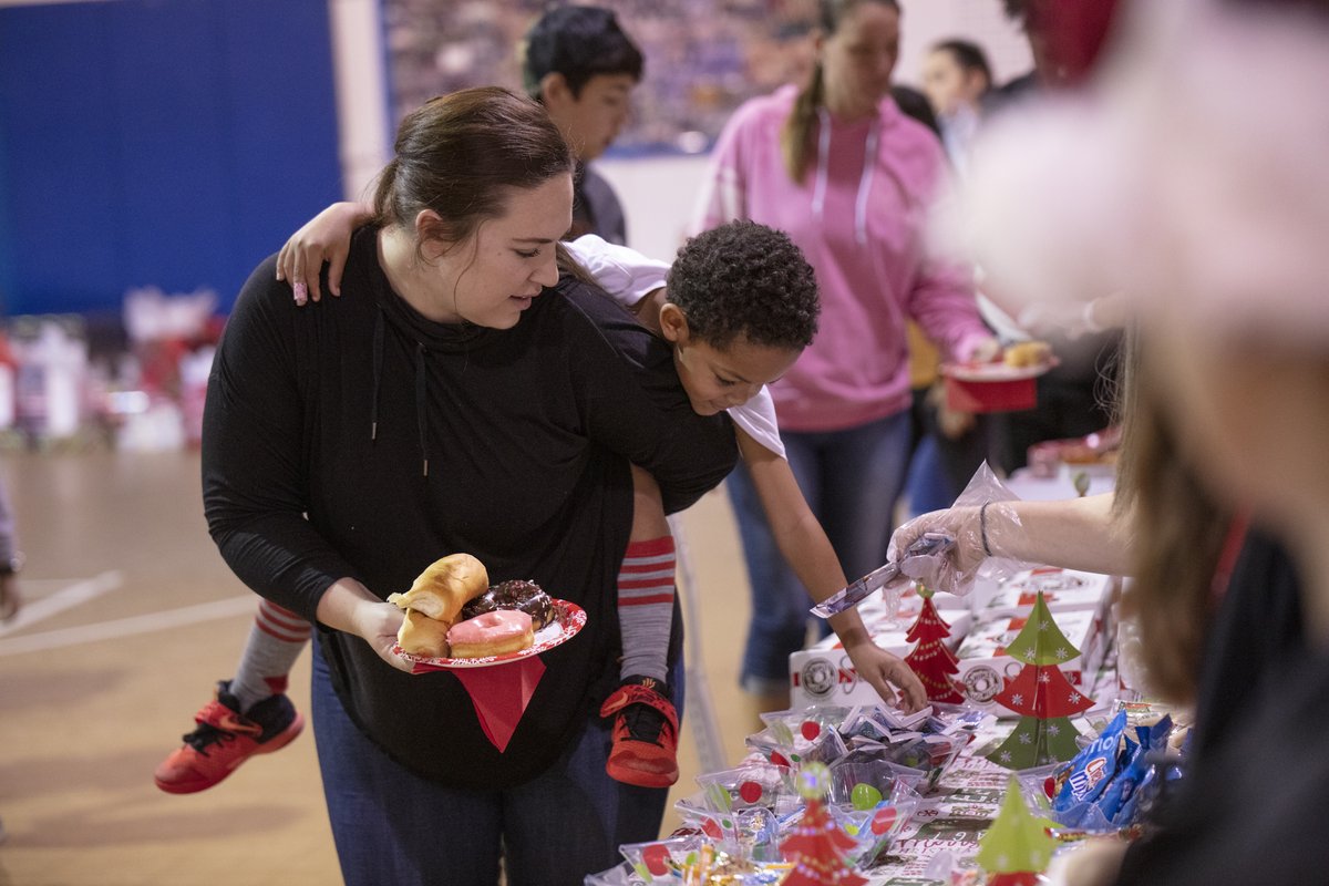 FCUTeam's tweet image. 🎁FROM: US 🎁TO: YOU

#HAPPYHOLIDAYS! ☃️🎅🎄

#TBT to last year's @TodaysHarbor Christmas Party!