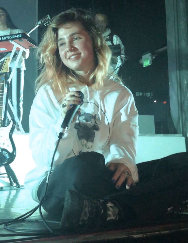 ⊱ how clairo looks like in real life; a thread ⊰