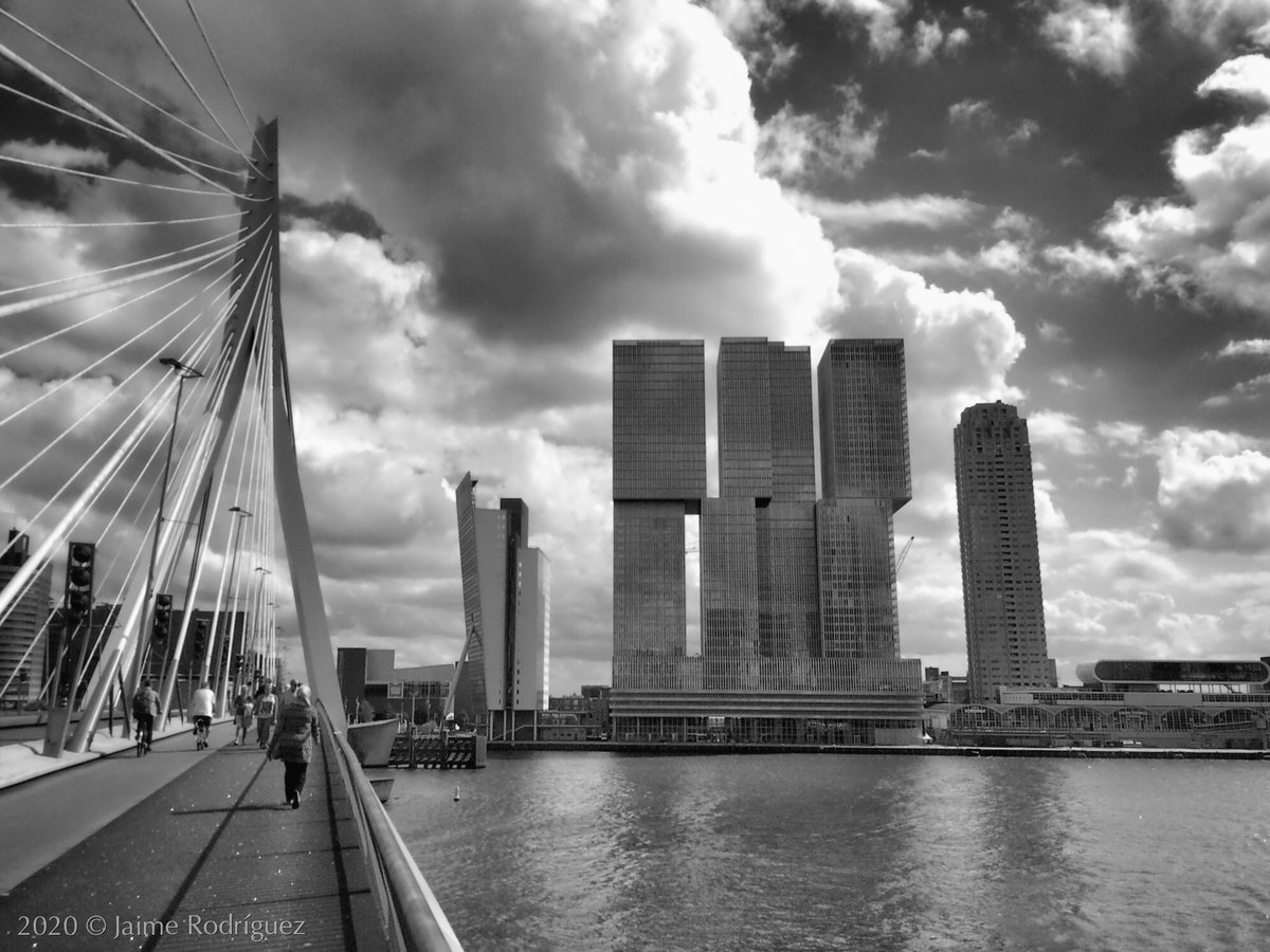 Jaime96590180's tweet photo. Siempre hay un motivo para visitar Rotterdam, si no lo tienes invéntalo.  #streetphotography #bridge #blackandwhitephotography #architecture https://t.co/Vr8ZXe8kw7