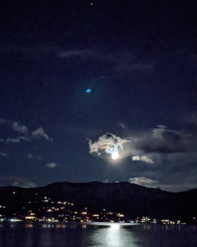 BertoCerrillo's tweet photo. Lake Chelan at night https://t.co/pznEgprCaH https://t.co/jfa5bdcAN9