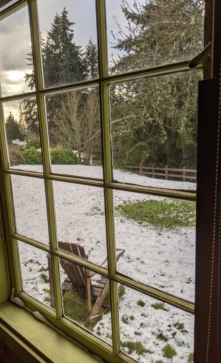 AndrewJByrne's tweet image. A dusting of snow adds to the seasonal flavor of the day. #TueadayThoughts ❄️