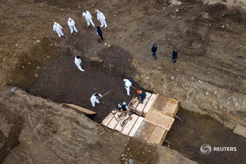 In images that shocked the world,  @Lucas_Jackson_ documented the mass burials on New York's Hart Island.Full story:  https://www.reuters.com/article/us-health-coronavirus-usa-hart-island/new-york-city-hires-laborers-to-bury-dead-in-hart-island-potters-field-amid-coronavirus-surge-idUSKCN21R398