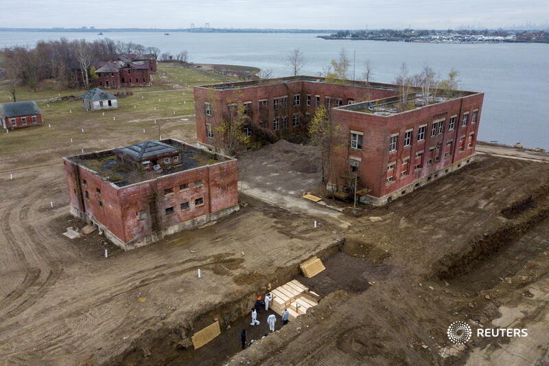 In images that shocked the world,  @Lucas_Jackson_ documented the mass burials on New York's Hart Island.Full story:  https://www.reuters.com/article/us-health-coronavirus-usa-hart-island/new-york-city-hires-laborers-to-bury-dead-in-hart-island-potters-field-amid-coronavirus-surge-idUSKCN21R398