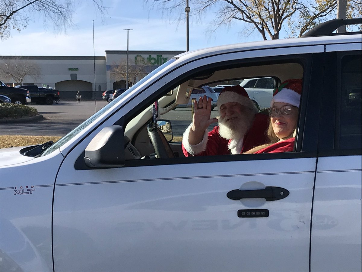 WEARDanielg's tweet photo. #SantaAlert spotted #Santa at a stop light driving around the @CityofCrestview . Not sure what that means folks but be sure watch @WEARAllenStrum as he tracks Santa #ChristmasEve @weartv https://t.co/MxTZHmNtSq