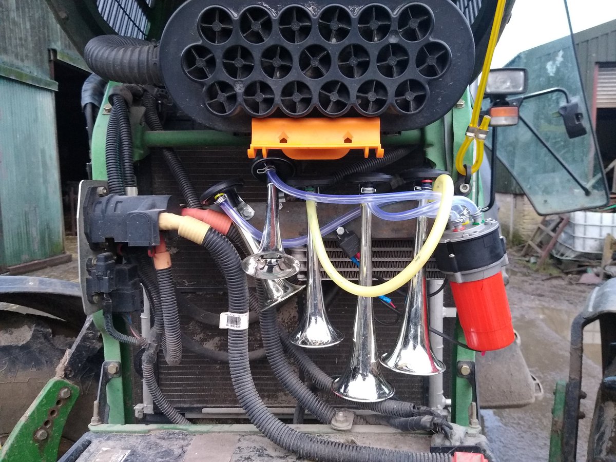 vaderbogger's tweet photo. Going through Dingwall with cattle when a van cut me up so gave him a good blast of the horn, I think I was more surprised than he! Son no.1 at #Pimpmytractor again. 😳🙈 https://t.co/hNlCG3bWSh