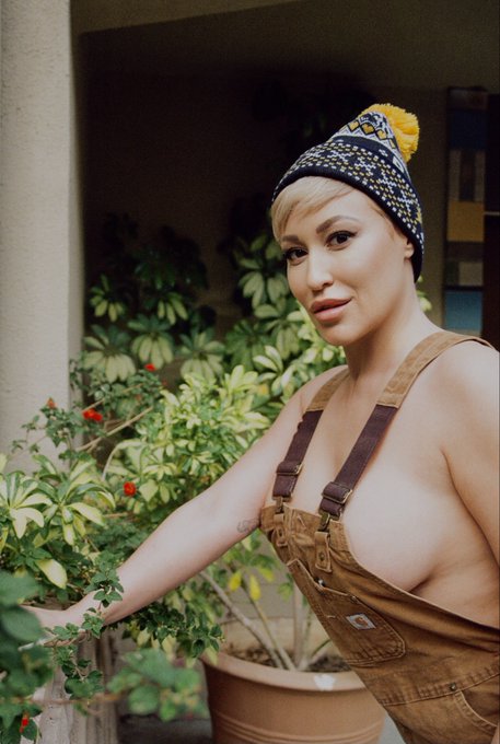 I always like to wear my @Pornhub when I grope my plants.   Photocredit: @Jocelynjamesss https://t.c<a class="tags" href="/tag/pornhub">@pornhub</a><a href="/tag/desertvibes"class="tags"><span>#desertvibes</span></a>