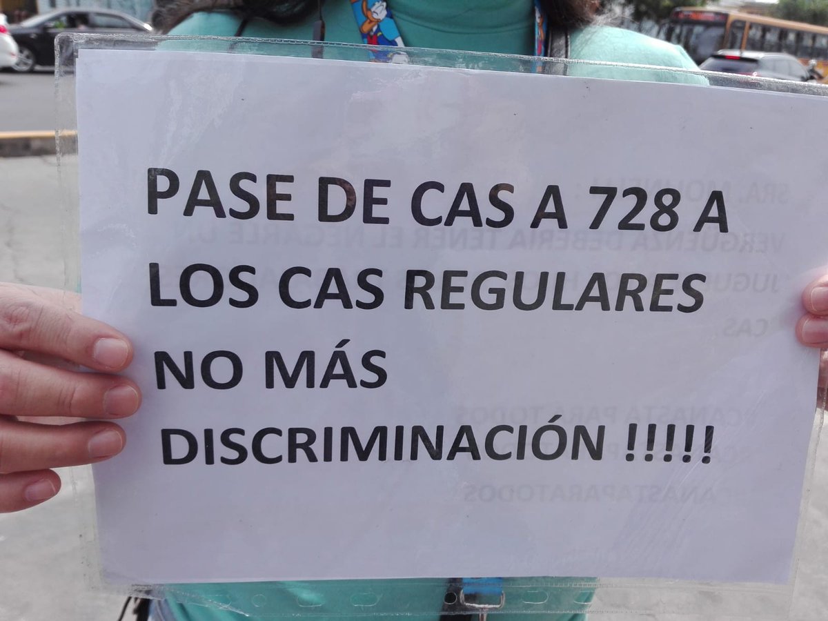 horna09's tweet photo. Sra. @FioreMolinelli @EsSaludPeru 
¿hasta cuándo van a seguir discriminando a los trabajadores y trabajadoras CAS? Pedimos que las canastas navideñas se otorguen a todos sin distinción alguna. ¡Basta de discriminación! #CanastaParaTodos #CasNuncaMas https://t.co/XYonfDLN0o