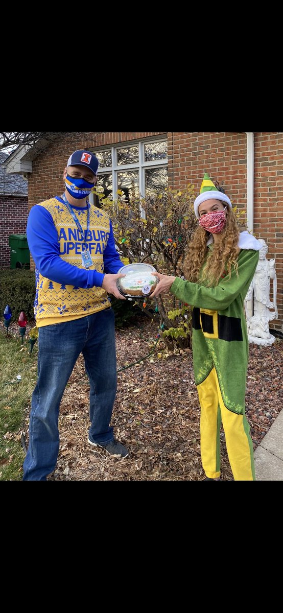 THANK YOU <a href="/GregGardner718/">Greg Gardner</a> <a href="/jltyrrell8/">Dr. Jennifer Tyrrell</a> <a href="/SandburgHS/">Carl Sandburg H.S.</a> for delivering me this amazing cookie! Go eagles👏🏻🎅🏽