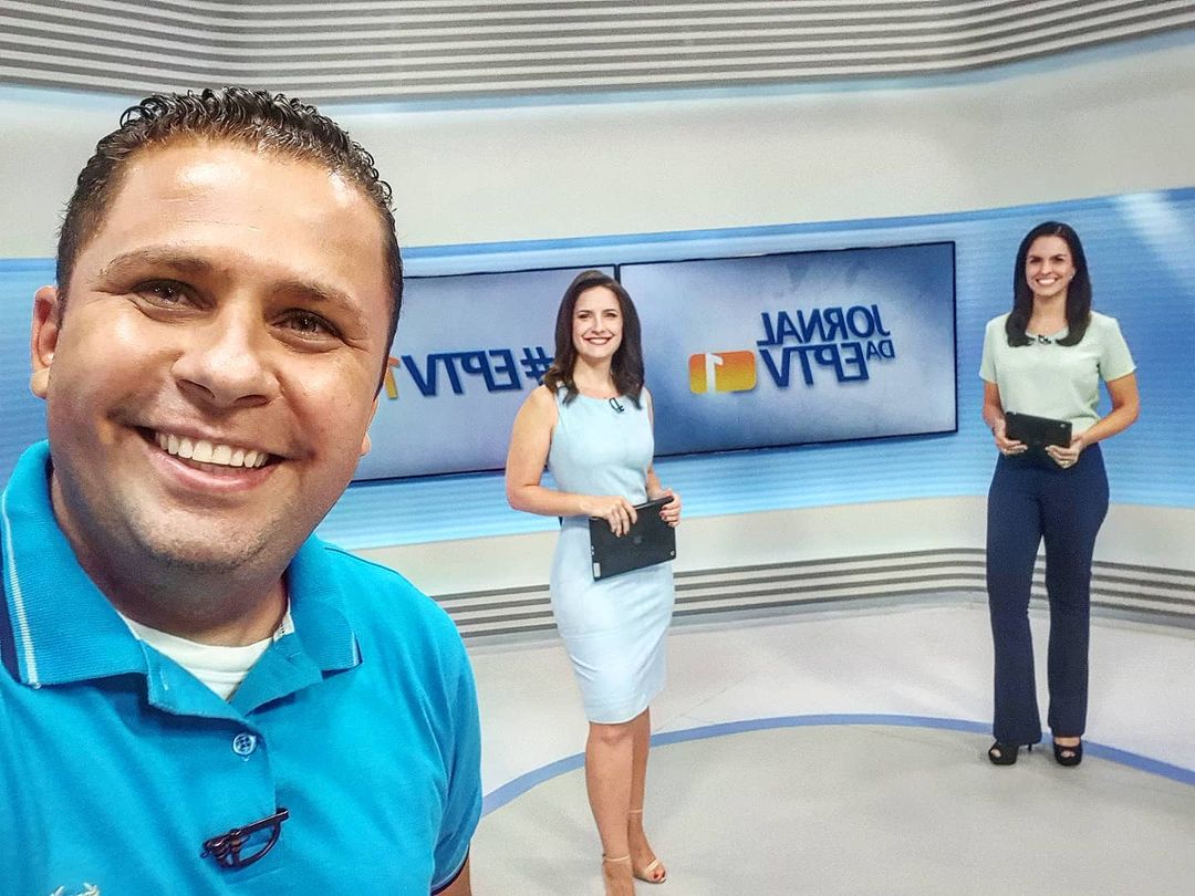 eptvoficial's tweet photo. #REPOST
@gustavobiano
#PlantãoDeNatal com elas
.
Hoje a nossa personal stylist resolveu alinhar o figurino da equipe, pra combinarmos com o cenário!!!
.
#Faltam5Dias #AnoAcabando ##NoEstúdio #EPTV #Campinas #ComAmigas https://t.co/26X2ecgnGs