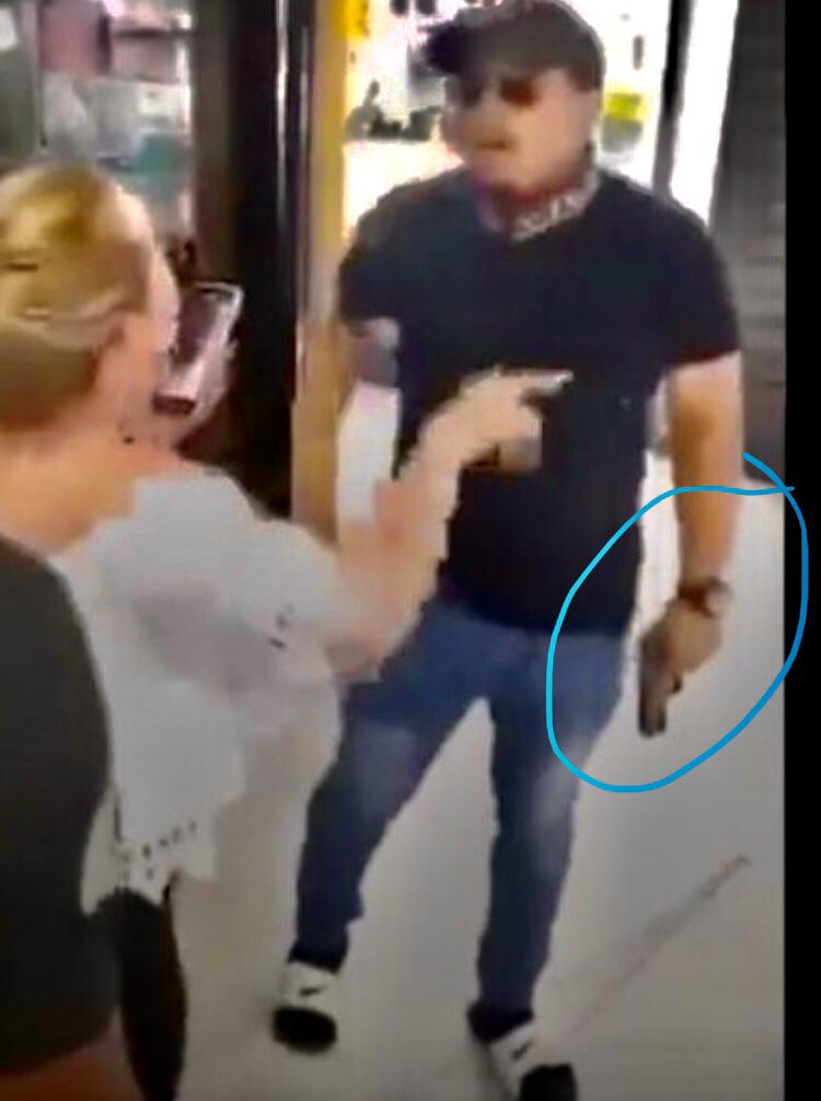 TarekWiliamSaab's tweet photo. #DETENIDO.. AHORA será presentado por el Ministerio Público (Carabobo) ante el tribunal competente: Edgar Reyes agresor a mano armada de 2 mujeres en CC Free Market (Naguanagua): por los delitos de Violencia Física Agravada, Amenaza Agravada y Porte ilícito de Arma de Fuego #DDHH https://t.co/jUGoaW3jBF