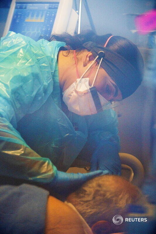 Viewed through a medical center window in New Mexico, nurse Carolina Garcia took care of her father Jose Garcia.Photos by  @PaulRatje Full story:  https://www.reuters.com/news/picture/new-mexico-hospital-nurse-cares-for-her-idUSRTX8D0BF