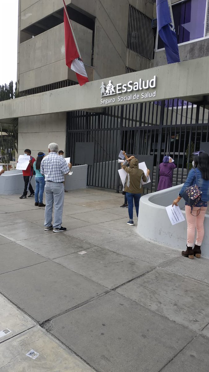 horna09's tweet photo. Ministro de Trabajo Javier Palacios Gallegos @jpalaciosgal : Essalud NIEGA CANASTA NAVIDEÑA A TRABAJADORES CAS REGULARES Y TAMBIÉN NIEGA JUGUETES A SUS HIJOS @MTPE_Peru @NicolasLucar https://t.co/IjHxxW9VzW