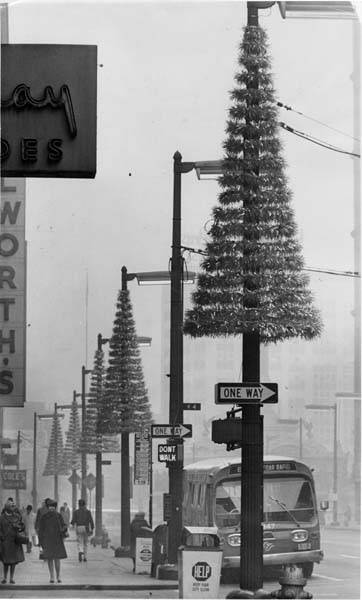 Cleveland Christmas past, is past 🎄
Photos: <a href="/Cleve_Memory/">Cleveland Memory</a>