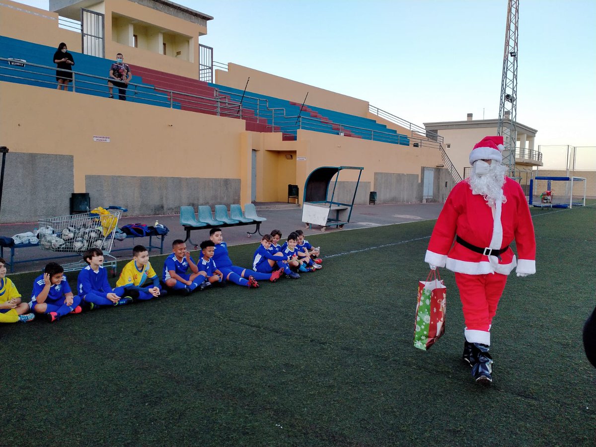 ACdcalero's tweet photo. Los mas pequeños de nuestra cadena del @ACdcalero recibieron esta tarde la visita sorpresa de Papa Noel y obsequió a nuestros niños de un regalito para cada uno y tomo buena nota de las ilusiones de cada uno.💛💙
#somosamarillos,somosCalero https://t.co/ZmjSZbHZZQ