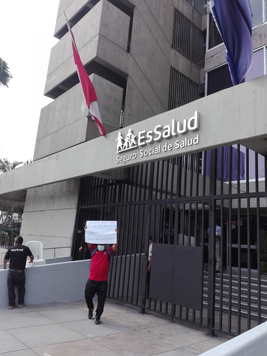 dianaicos's tweet photo. Sra. @FioreMolinelli @EsSaludPeru no puede dejar de otorgarnos la #CanastaNavideña, mientras que sí lo entrega a nuestros compañeros de trabajo del régimen 728 y 276, en clara actitud discriminatoria. @exitosape @PerlaciosJorge @jpalaciosgal #CasNuncaMas Canasta para Todos...! https://t.co/JEb7LwgX5h