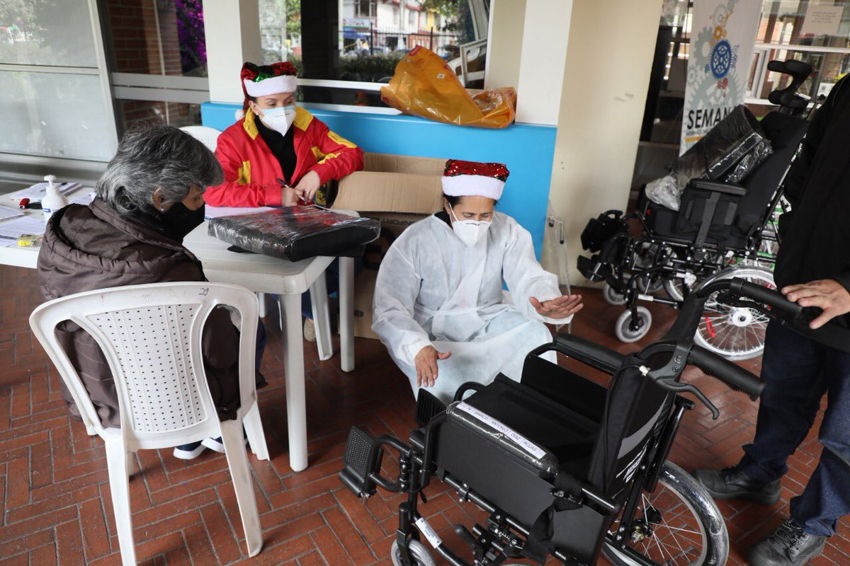 #AccionesRUU 👨🏻‍🦽La Alcaldía Local continúa realizando entrega de dispositivos de asistencia personal no incluidos en el POS a las personas en condición de discapacidad de la localidad. 

Estas Sillas de ruedas, camas hospitalarias y colchones hacen parte del proyecto 1537 -2019