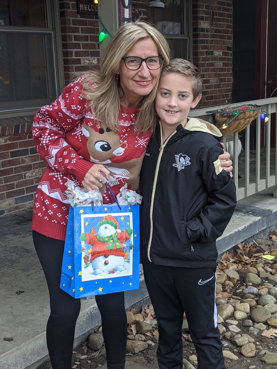 FineShelly's tweet photo. What a great after school treat, a visit from my amazing student Lee!❤️⛄🎄
@allym83 @RinggoldSouth 
#holidays
#christmascheer https://t.co/gsrM2kNAgR