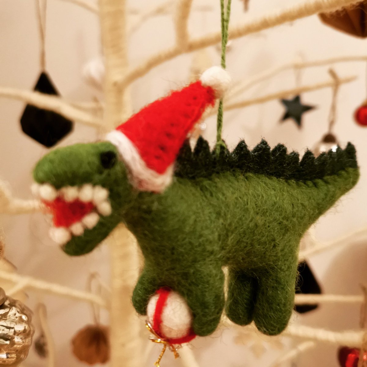 PhilPass187's tweet photo. Merry Christmas, and yes it's on my tree 🎅🎄🎅

@macmillancancer
@ProstateUK
@MarieCurieCymru

After my Christmas dinner I need to get my boots back on and train for my next 100 mile walk along with the shorter 39 mile walk, all for you guys 👍 https://t.co/h7XtTKskvn