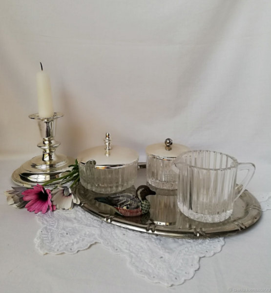 AustriaVintage's tweet photo. Vintage Teeset bestehend aus Zuckerdose, Milchkännchen, Würfelzucker und Tablett

Vintage tea set consisting of a sugar bowl, milk jug, lump sugar can and tray https://t.co/sRrIdvZrjk #silber #geburtstag #muttertag #nein #metall #teaset #afternoonteaset #antiqueteaset https://t.co/RV1v87QfXj