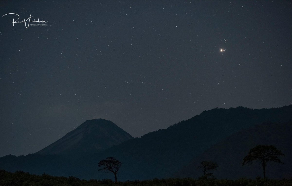 M_Dr_Vulcano's tweet photo. ''Volcán de Colima acompañado de dos planetas II'' Mi versión de la conjunción de Saturno y Júpiter, pero ahora en horizontal, cuál te gusta más?
#volcandecolima #conjuction2020 #conjuctionjupitersaturn #jupiter #saturno #saturn #volcan #colima #jalisco @chematierra @NikonMX https://t.co/Wj85cUygHN