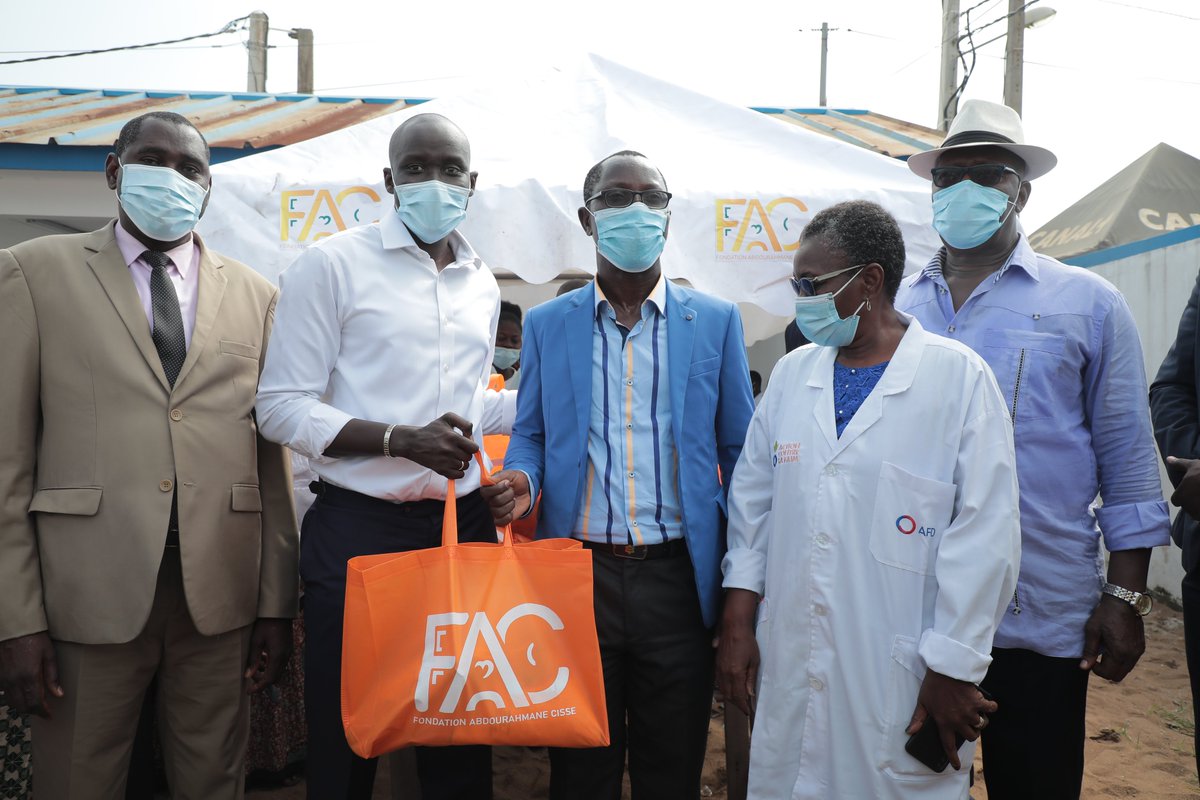 abdu_cisse's tweet photo. Dans le cadre des consultations foraines organisées, du 22-23 déc 2020, par la @FondationACisse, à #Port_Bouët, j’ai sillonné les sites aménagés pour les consultations générales, les dépistages gratuits du diabète, du cancer du col de l'utérus et les vaccinations des enfants.
1/2 https://t.co/nDpAbJSjZG