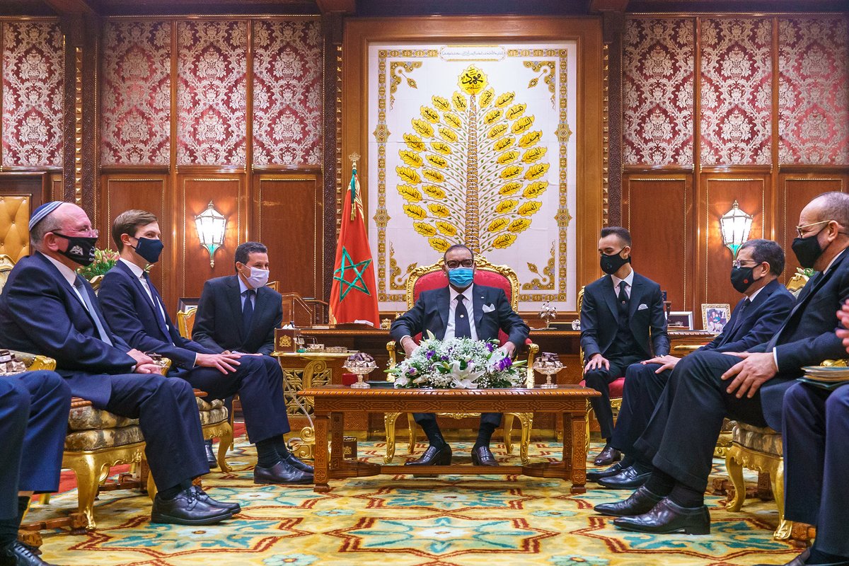 ملك المغرب «محمد السادس» يستقبل الوفد الأميركي الإسرائيلي بقصره في الرباط، ويوقع إعلانًا مشتركًا معهم