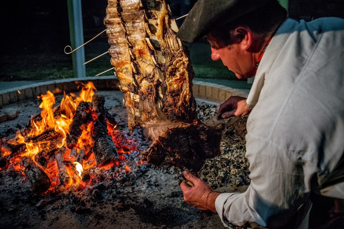 marcapaisar's tweet photo. ¿Sabías que la Marca País contribuye al posicionamiento de la gastronomía? La gastronomía argentina es reconocida a nivel internacional por sus productos exportables como la carne, el vino, la yerba mate, entre otros, pero sobre todo por los grandes chefs que la representan. https://t.co/kHGwzYbDB6