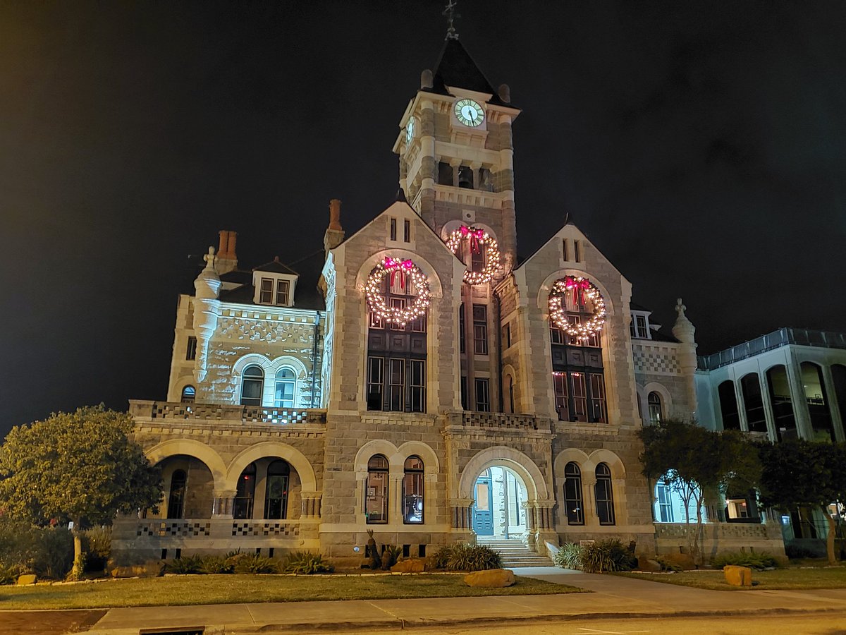 ShairaBarton's tweet photo. ๐ My favorite building. ๐ Even more beautiful for #Christmas #explorevictoriatx #victoriamainstreet #downtownvictoriatx https://t.co/FHQUjZkM1n