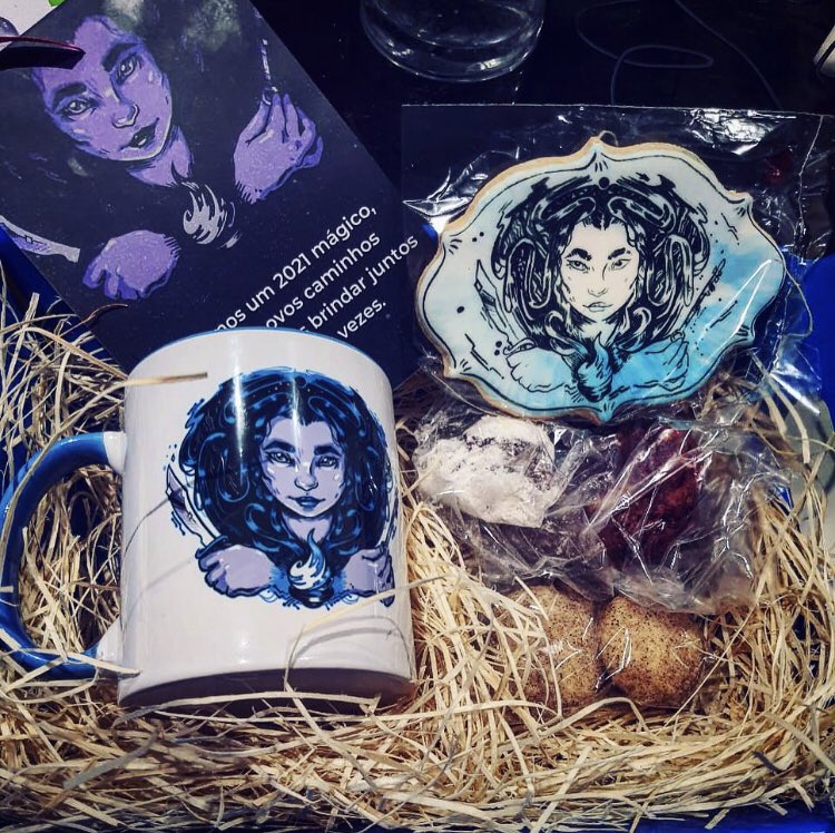 Hoje foi a entrega dos primeiros kits de fim de ano da <a href="/HekateInc/">Hekate, Inc.</a> 💙💜 Tô tão feliz! Os clientes mandando foto das surpresinhas, uma fofura. Obrigada à equipe e a todos que correram com a gente esse ano. Pode vir, 2021!