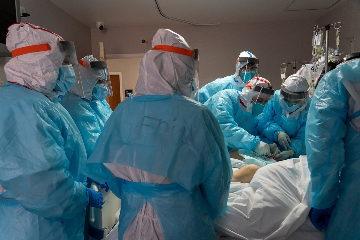 cnnbrk's tweet photo. The US reported 117,777 current Covid-19 hospitalizations, setting a new record high since the pandemic began, according to the Covid Tracking Project https://t.co/cbKMjD767G https://t.co/uVi6dXdZom